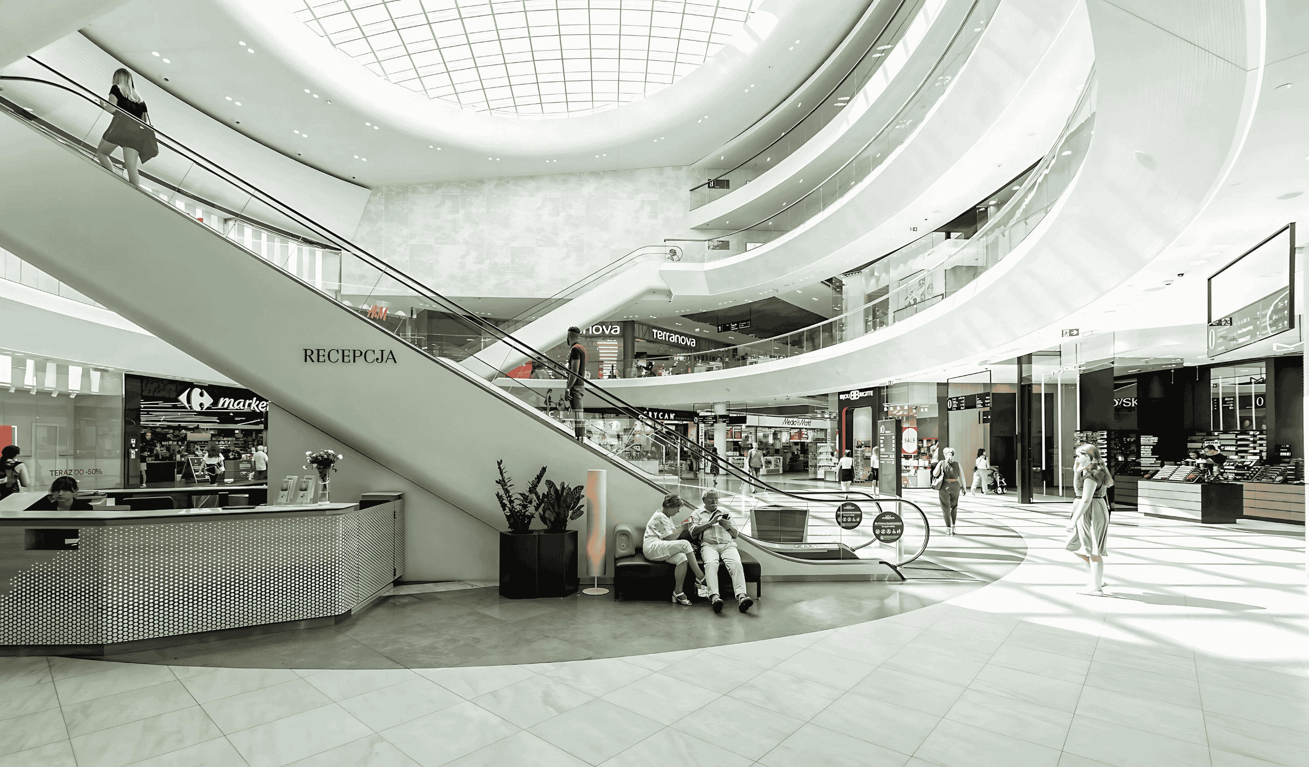 robot qui fait de la promotion dans un centre commercial