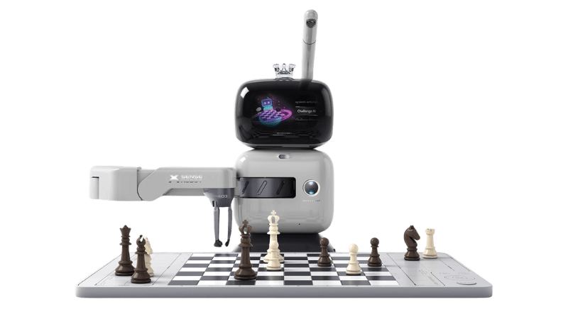 robot-echecs-de-face Le Robot Joueur d'échecs de face